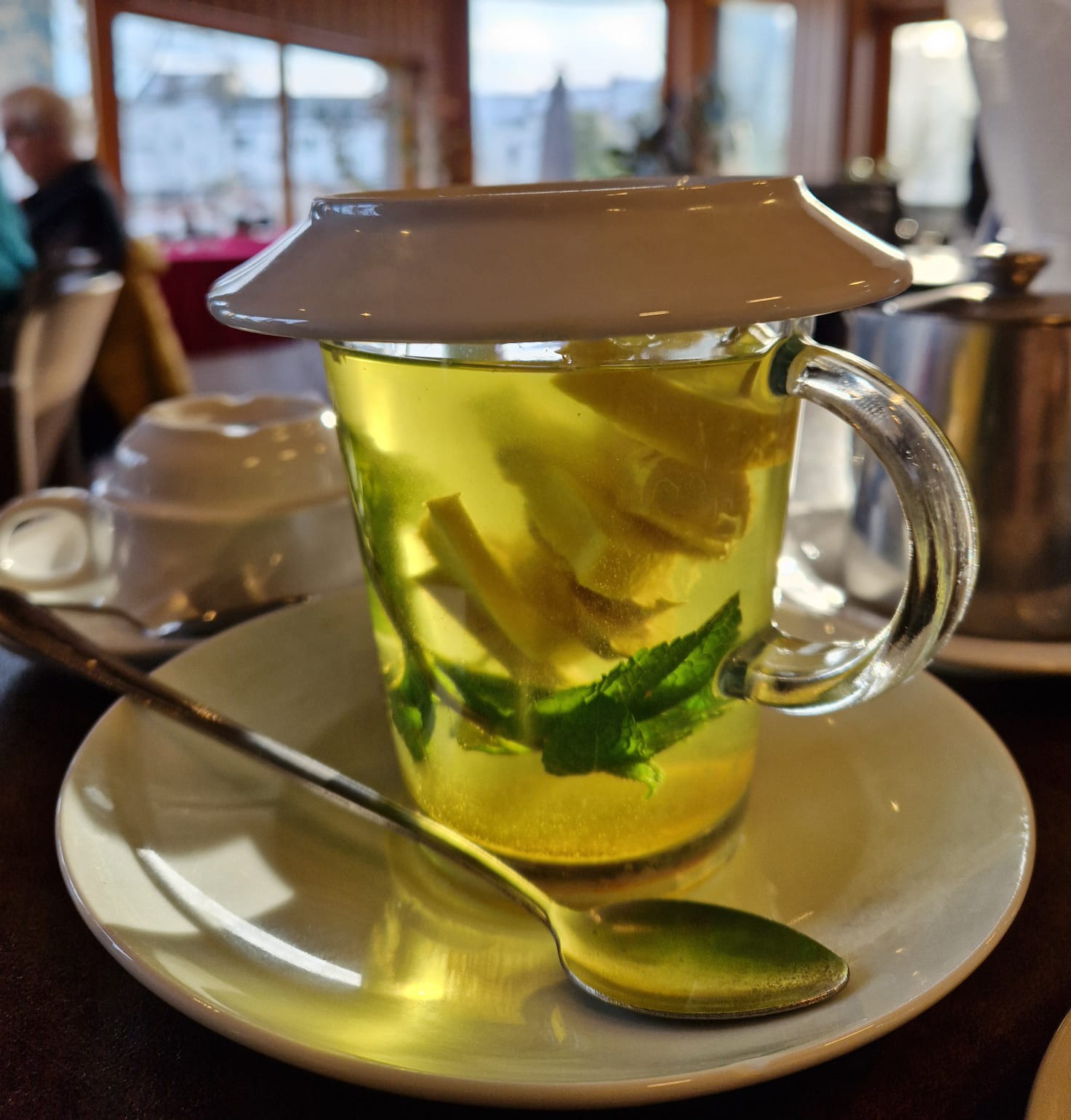 Ein Glas mit Mohs Ingwertee